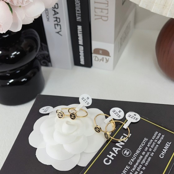 Exquisitely crafted high - quality rings, decorations for your fingertips