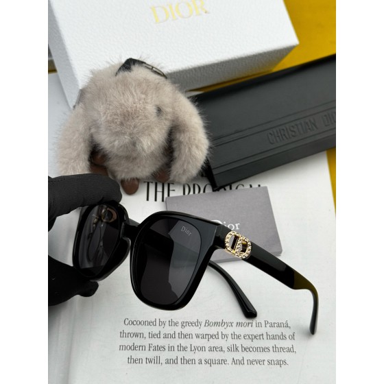 Men's and Women's Sunglasses - Fashionable High-UV Protect Beach Sunglasses - Vintage Fishing Glasses