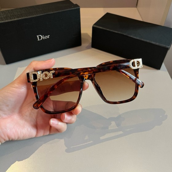 Men's and Women's Sunglasses - Fashionable High-UV Protect Beach Sunglasses - Vintage Fishing Glasses