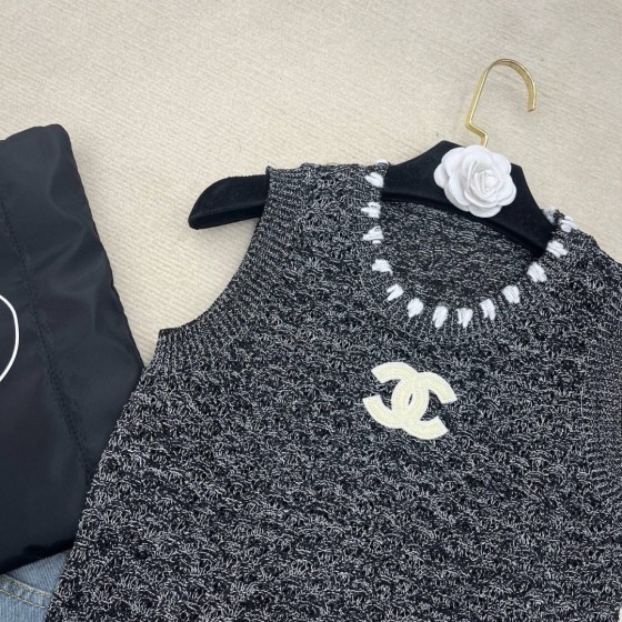 New arrivals in 2025! Summer clothes with round necks. Available in two colors, suitable for both men and women.