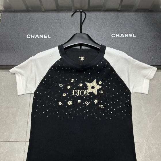 New arrivals in 2025! Summer clothes with round necks. Available in two colors, suitable for both men and women.