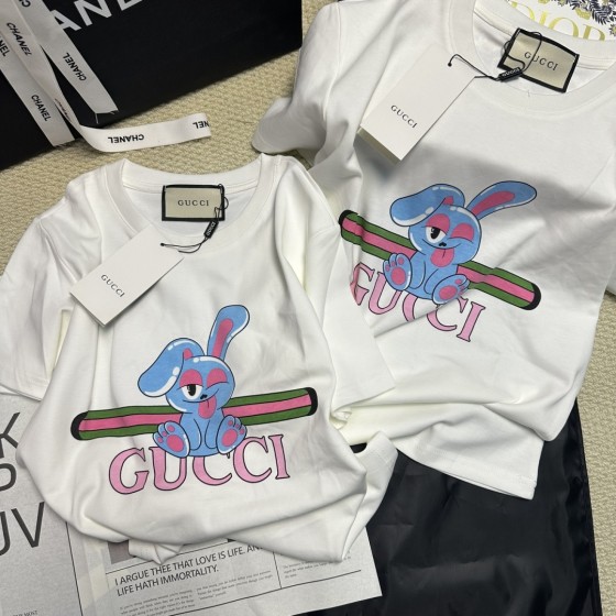 New arrivals in 2025! Summer clothes with round necks. Available in two colors, suitable for both men and women.