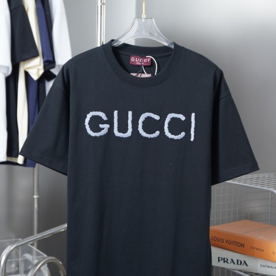 New arrivals in 2025! Summer clothes with round necks. Available in two colors, suitable for both men and women.