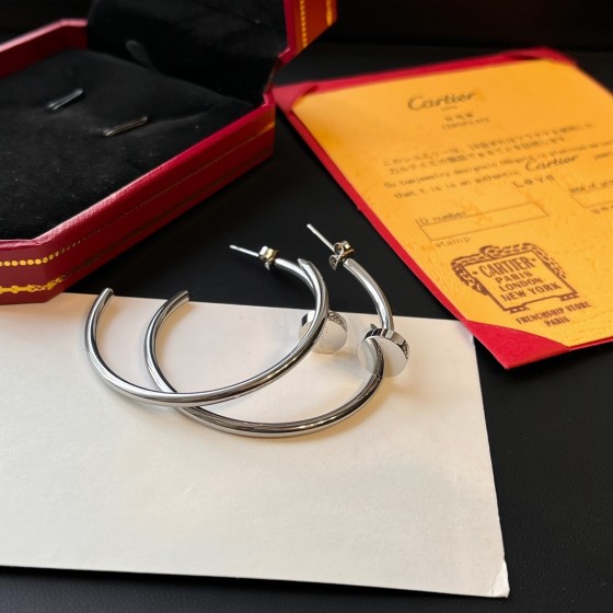 Exquisite Craftsmanship, Superior Quality, and Stylish Fashion Accessories for Women