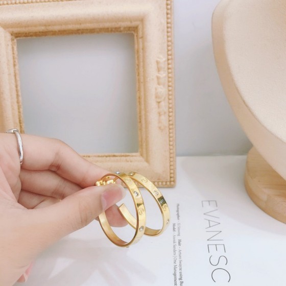 Exquisite Craftsmanship, Superior Quality, and Stylish Fashion Accessories for Women