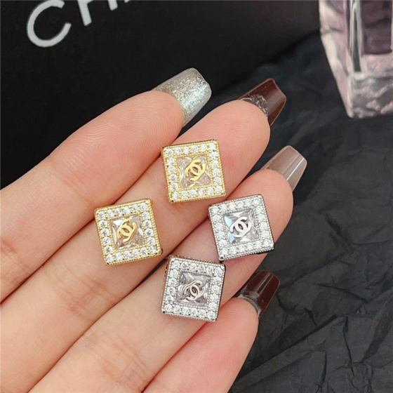 Exquisite Craftsmanship, Superior Quality, and Stylish Fashion Accessories for Women