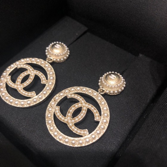 Exquisite Craftsmanship, Superior Quality, and Stylish Fashion Accessories for Women