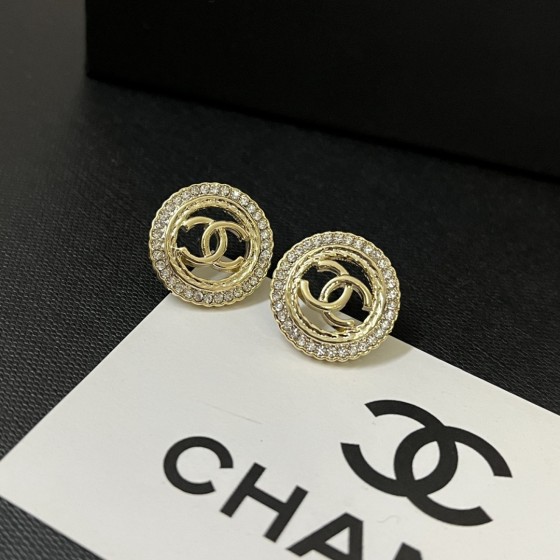 Exquisite Craftsmanship, Superior Quality, and Stylish Fashion Accessories for Women