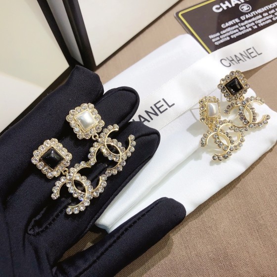 Exquisite Craftsmanship, Superior Quality, and Stylish Fashion Accessories for Women