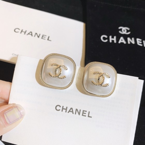 Exquisite Craftsmanship, Superior Quality, and Stylish Fashion Accessories for Women