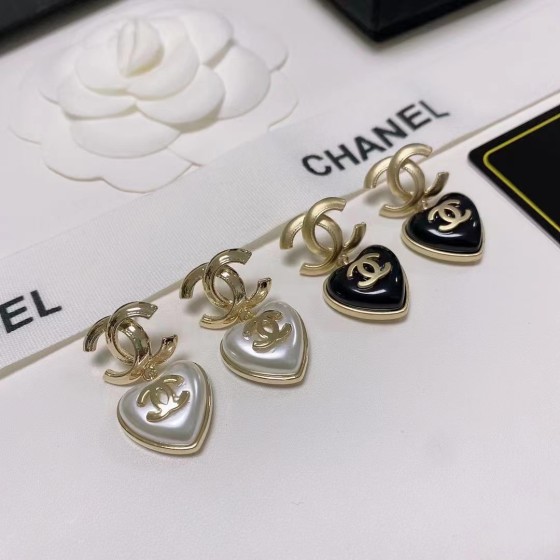 Exquisite Craftsmanship, Superior Quality, and Stylish Fashion Accessories for Women