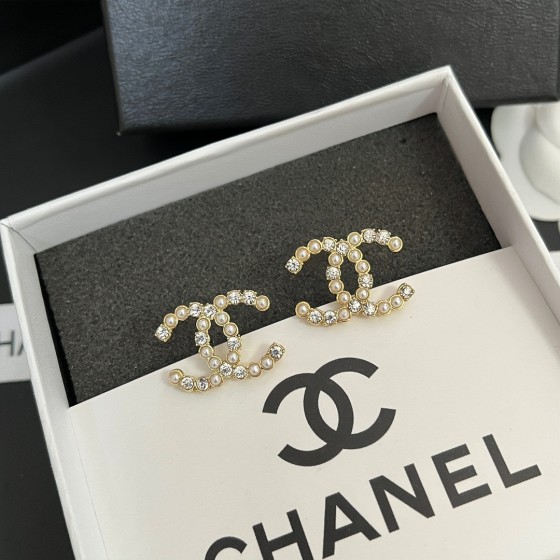 Exquisite Craftsmanship, Superior Quality, and Stylish Fashion Accessories for Women