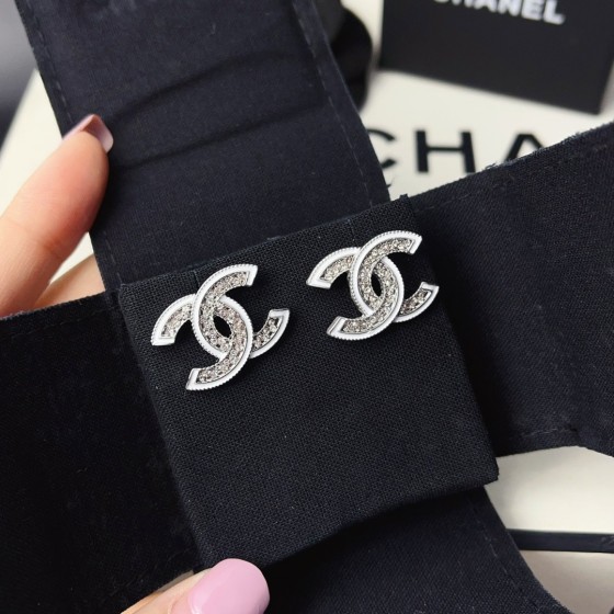 Exquisite Craftsmanship, Superior Quality, and Stylish Fashion Accessories for Women