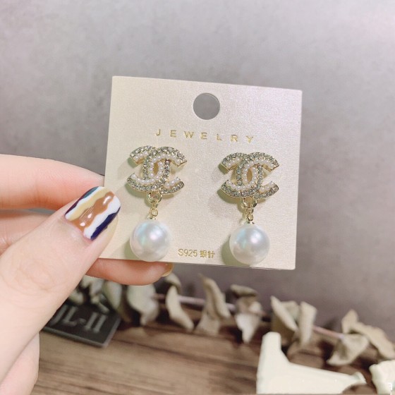 Exquisite Craftsmanship, Superior Quality, and Stylish Fashion Accessories for Women