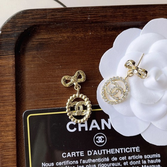 Exquisite Craftsmanship, Superior Quality, and Stylish Fashion Accessories for Women