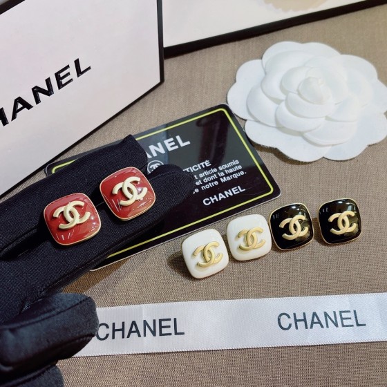 Exquisite Craftsmanship, Superior Quality, and Stylish Fashion Accessories for Women