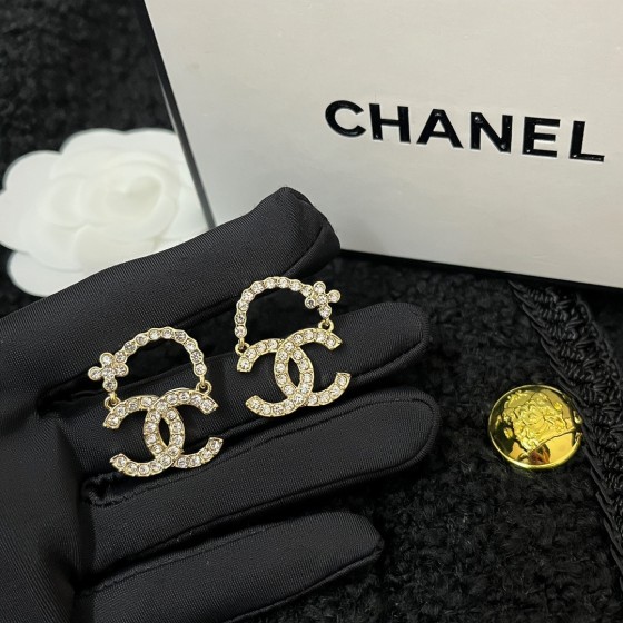 Exquisite Craftsmanship, Superior Quality, and Stylish Fashion Accessories for Women