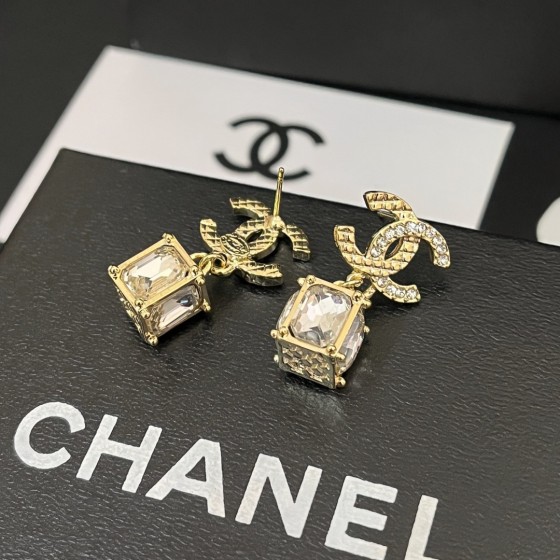 Exquisite Craftsmanship, Superior Quality, and Stylish Fashion Accessories for Women