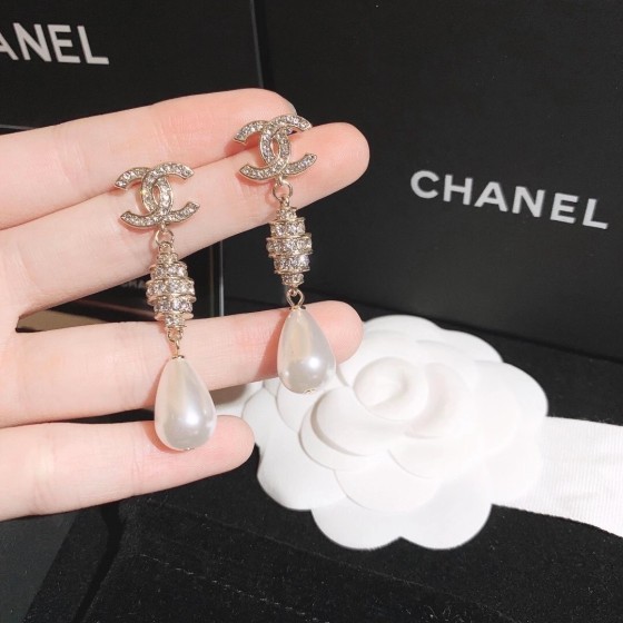 Exquisite Craftsmanship, Superior Quality, and Stylish Fashion Accessories for Women