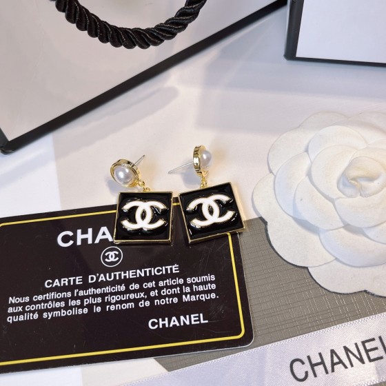 Exquisite Craftsmanship, Superior Quality, and Stylish Fashion Accessories for Women