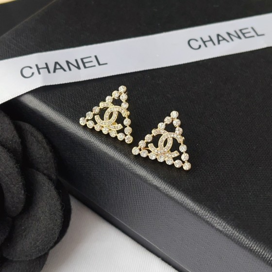 Exquisite Craftsmanship, Superior Quality, and Stylish Fashion Accessories for Women