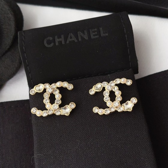 Exquisite Craftsmanship, Superior Quality, and Stylish Fashion Accessories for Women