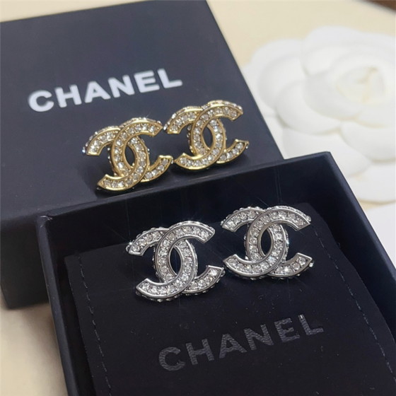 Exquisite Craftsmanship, Superior Quality, and Stylish Fashion Accessories for Women