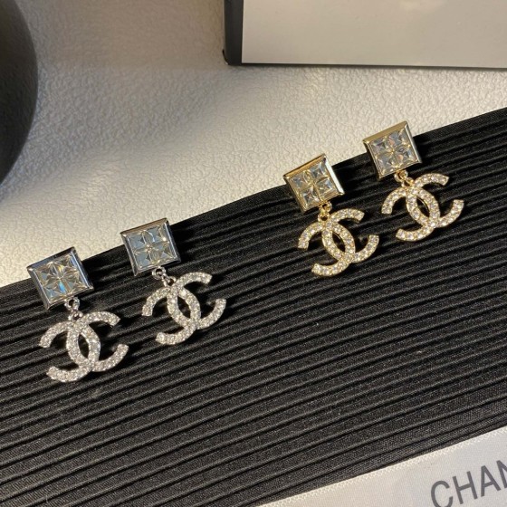 Exquisite Craftsmanship, Superior Quality, and Stylish Fashion Accessories for Women