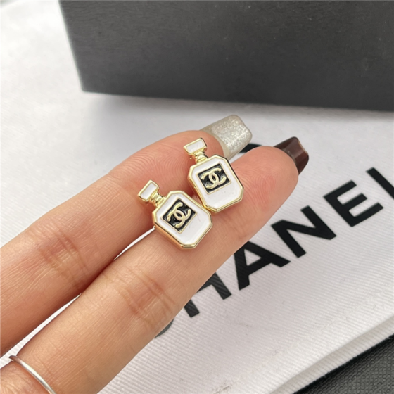 Exquisite Craftsmanship, Superior Quality, and Stylish Fashion Accessories for Women