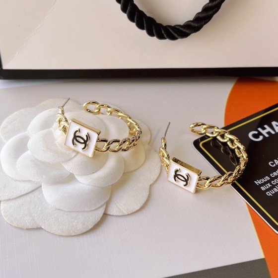 Exquisite Craftsmanship, Superior Quality, and Stylish Fashion Accessories for Women