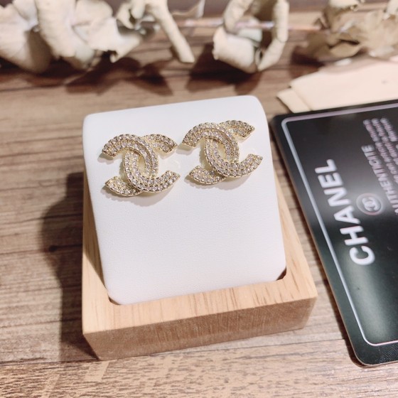 Exquisite Craftsmanship, Superior Quality, and Stylish Fashion Accessories for Women