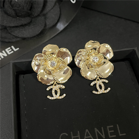 Exquisite Craftsmanship, Superior Quality, and Stylish Fashion Accessories for Women