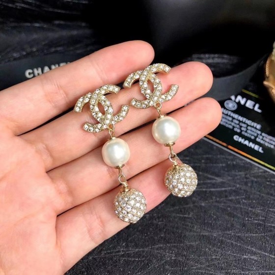 Exquisite Craftsmanship, Superior Quality, and Stylish Fashion Accessories for Women