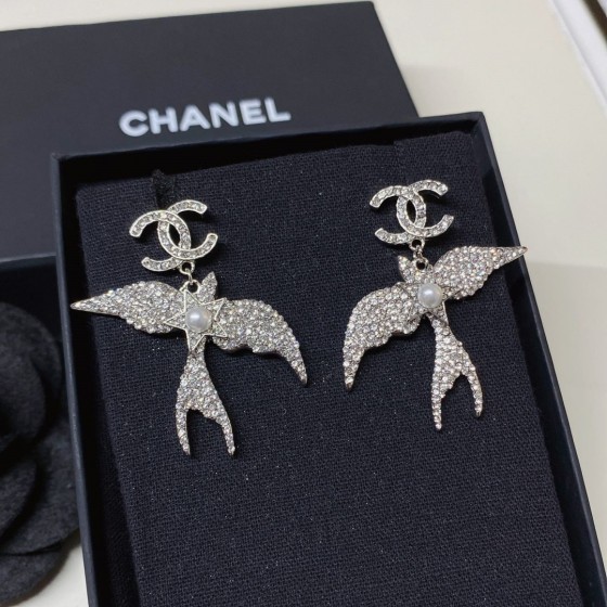 Exquisite Craftsmanship, Superior Quality, and Stylish Fashion Accessories for Women