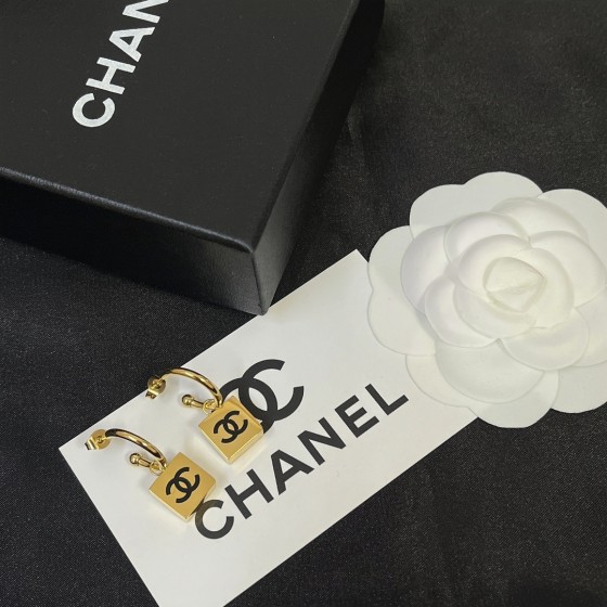 Exquisite Craftsmanship, Superior Quality, and Stylish Fashion Accessories for Women