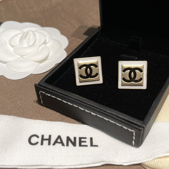 Exquisite Craftsmanship, Superior Quality, and Stylish Fashion Accessories for Women