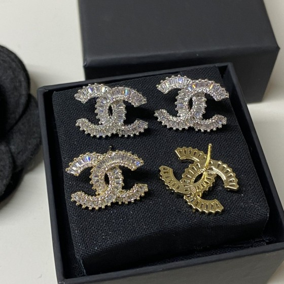 Exquisite Craftsmanship, Superior Quality, and Stylish Fashion Accessories for Women