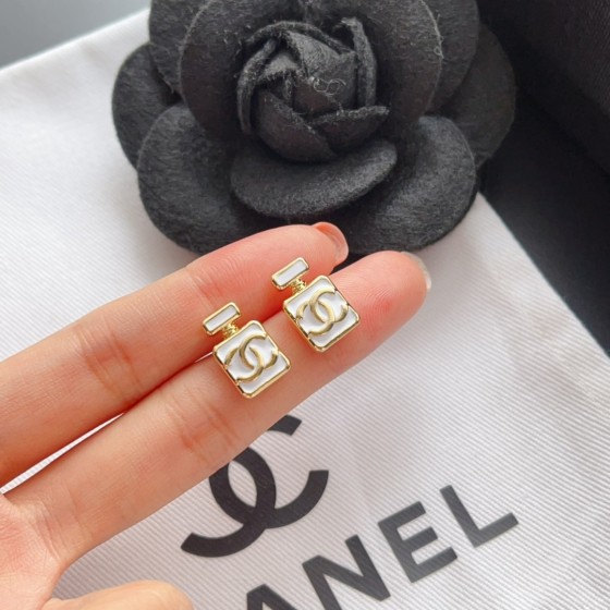 Exquisite Craftsmanship, Superior Quality, and Stylish Fashion Accessories for Women