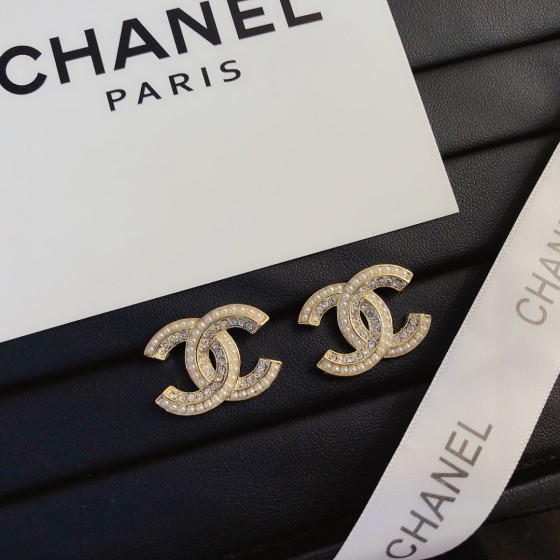 精湛工艺、卓越品质、时尚时尚的女性配饰