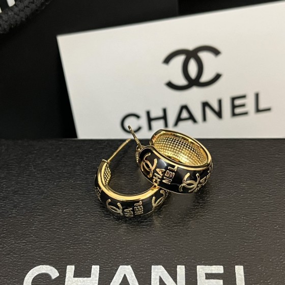 Exquisite Craftsmanship, Superior Quality, and Stylish Fashion Accessories for Women