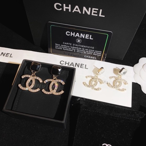 Exquisite Craftsmanship, Superior Quality, and Stylish Fashion Accessories for Women