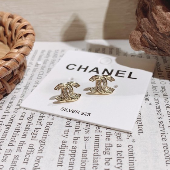 Exquisite Craftsmanship, Superior Quality, and Stylish Fashion Accessories for Women