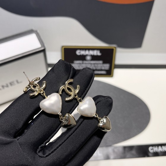 Exquisite Craftsmanship, Superior Quality, and Stylish Fashion Accessories for Women