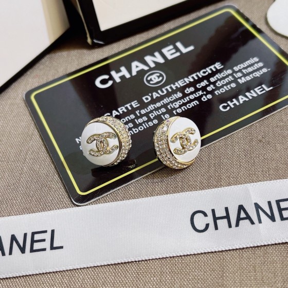 Exquisite Craftsmanship, Superior Quality, and Stylish Fashion Accessories for Women