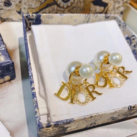 Exquisite Craftsmanship, Superior Quality, and Stylish Fashion Accessories for Women