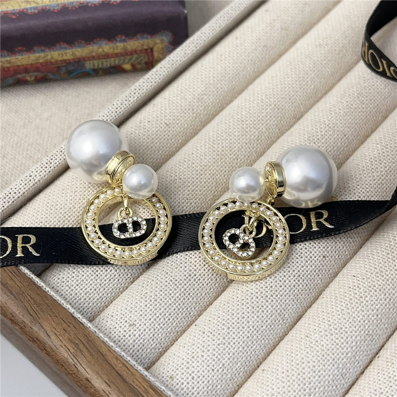 精湛工艺、卓越品质、时尚时尚的女性配饰