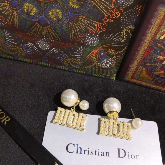 Exquisite Craftsmanship, Superior Quality, and Stylish Fashion Accessories for Women