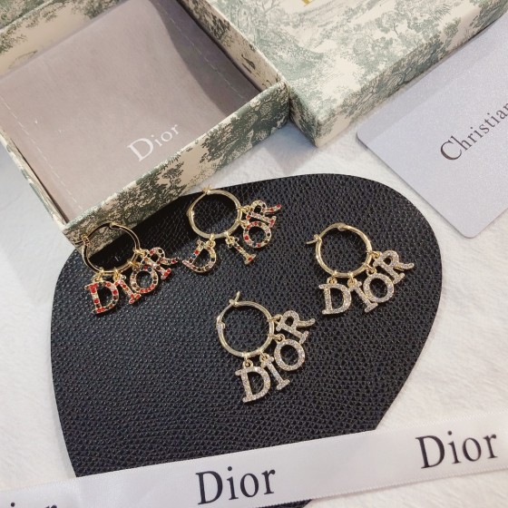 Exquisite Craftsmanship, Superior Quality, and Stylish Fashion Accessories for Women