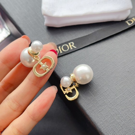 Exquisite Craftsmanship, Superior Quality, and Stylish Fashion Accessories for Women