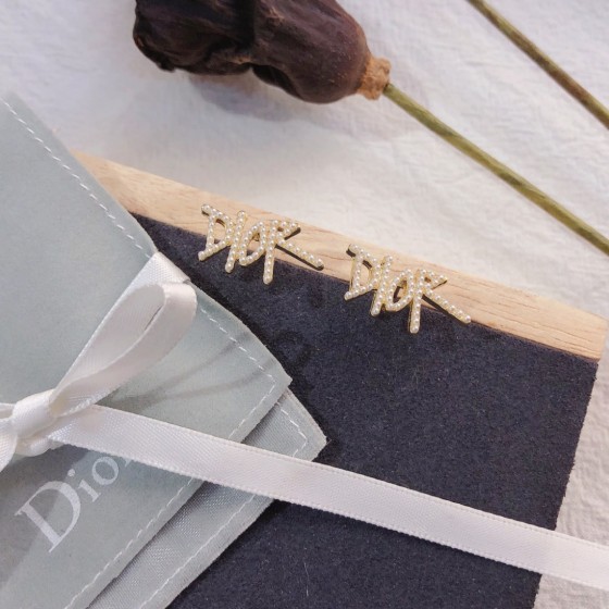 Exquisite Craftsmanship, Superior Quality, and Stylish Fashion Accessories for Women